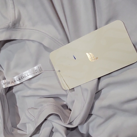 Fabletics Blake S/S Tee - Picture 5 of 9